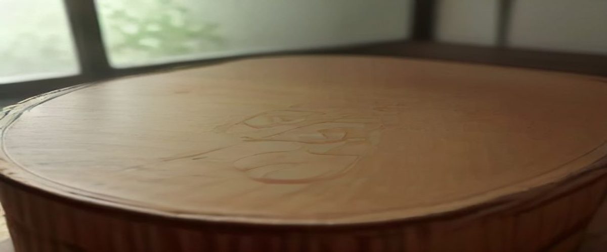 编辑在暗色调工作台前对照多份资料表格核实编号信息，桌面摆放放大镜与笔记本，氛围严谨